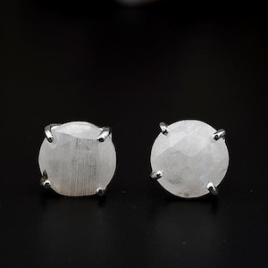 Weiße Mondstein Ohrstecker | 10 mm runde Mondstein Ohrstecker | Messing Ohrstecker versilbert | Juni Geburtsstein Schmuck | Geschenk für Sie