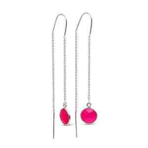 Op de afbeelding: Een paar zilveren oorhangers met roze edelsteen druppels. De oorbellen hebben een delicaat kettingontwerp en zijn perfect om elke outfit een vleugje kleur te geven.