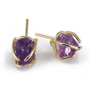 Puede incluir: Un par de pendientes de oro con piedras de amatista púrpura engastadas en un diseño en forma de jaula.