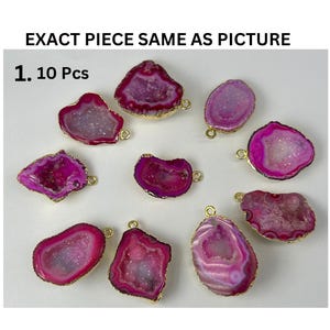 Puede incluir: Diez rebanadas de cristal de ágata rosa y blanco con detalles metálicos dorados. Cada rebanada tiene un patrón único y mide aproximadamente 5 cm de diámetro.