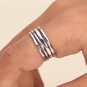 Anillo minimalista apilable de acero inoxidable con banda abierta, liso o martillado, unisex, hipoalergénico.