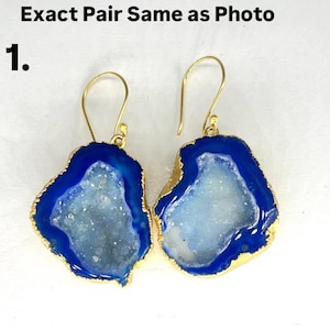 Ohrringe mit blauer Geode und Druzy-Zypresse • ​​Vergoldetes Messing • Statement-Ohrringe mit Rohkristall • Abgebildetes Paar • Geschenkidee für Sie