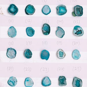 May include: Twenty-five green and teal agate stones are displayed, each with distinct crystalline formations. The stones' shapes and sizes differ, with a size range of 20-25. The image text reads "SIZE 20-25, color - green, Bracelet - Stones."