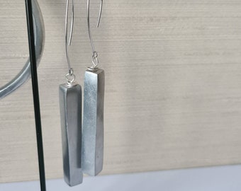 Earrings with a contemporary style, in recycled aluminum. Silver pendant earrings, rhodium drop hook. Modern and binders.