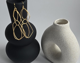 Long, lightweight gold-plated earrings from the "Nuvola" line. Made from thin, matte gold-plated brass.