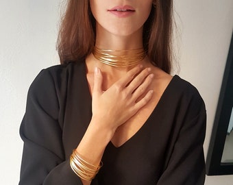 Set composed of a choker and a bracelet in gold aluminum. Rock chic style. Very light. Contemporary, current and extravagant. Bold!