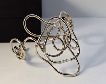 Abstract, sculptural, modern and contemporary bracelet. Elegant and extravagant. An original and unique jewel.