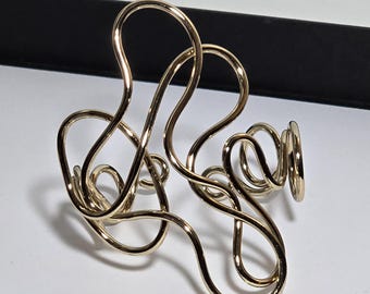 Bracelet line "abstract", sculptural, modern and contemporary. Elegant and extravagant. An original and unique jewel.
