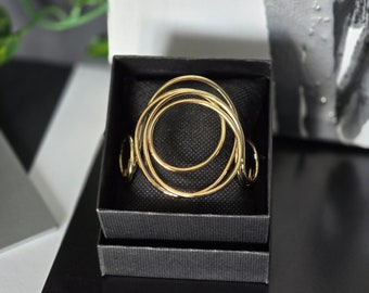 Golden bracelet in light gold plated brass. Comfortable. Light. Design SINERGIE MILAN. "Circles" line.
