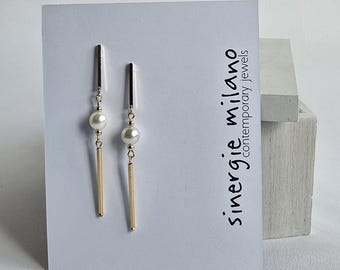 Beautiful brass and pearl drop earrings. Geometric and contemporary design. Minimalist and elegant style. Sinergie Milano.