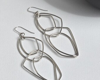 Austere light for these long silver earrings from the "Nuvola" line. Made of thin titanium-plated brass. Glacial light!