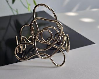 Bracciale astratto, scultoreo, moderno e contemporaneo. Elegante e stravagante. Un gioiello originale ed unico.
