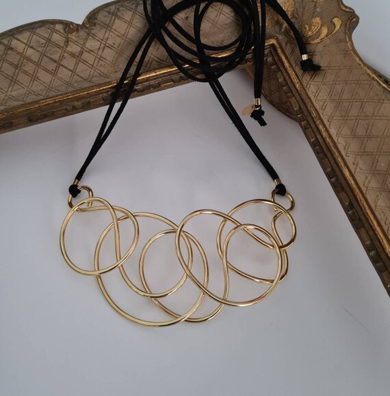 Golden necklace, with an abstract, artistic design. Contemporary, modern, unusual, extravagant and elegant: a truly unique piece!