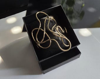 Bracciale linea "astratto", scultoreo, moderno e contemporaneo. Elegante e stravagante. Un gioiello originale ed unico.