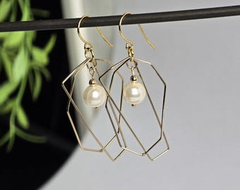 Geometric Brass Pearl Earrings - Minimalist Contemporary Jewelry - Elegant Gift for Her - Sophisticated, Unique. Sinergie Milano