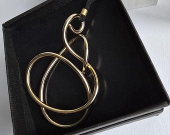 Sculptural, Abstract Pendant in Gold-Plated Brass – Handmade Contemporary Jewelry – Adjustable Length - Sinergie Milano