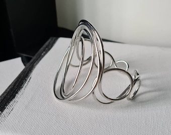 Rigid bracelet, in German silver plated White Bronze. Modern and contemporary, versatile, suitable for any outfit. Light and bright.