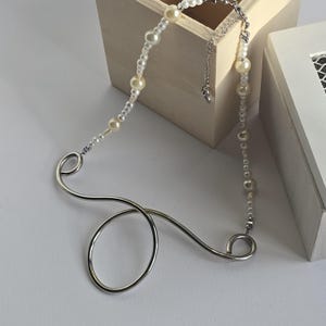 Collana perle moderna con pendente contemporaneo. Gioiello unico fatto a mano. Gioielli statement design.