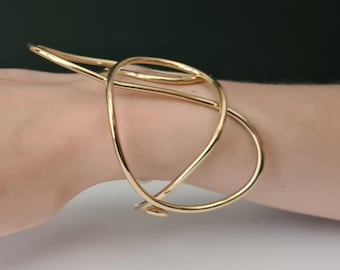Golden band bracelet. Soft lines with a modern and bold design. Bright, light, original and elegant.