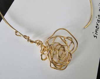 Romantic contemporary necklace, in gold-plated brass, elegant and non-conformist.