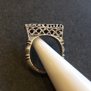 Precioso anillo de plata, diseño tuareg, hecho a mano en El Cairo.