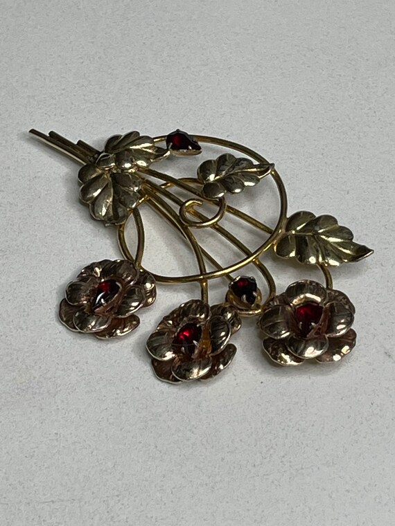 Floral Brooch 1/20 12kgf with red rhinestones