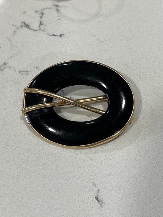 Onyx and gold Brooch