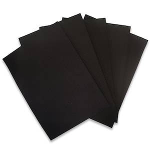 Puede incluir: Seis hojas de papel de manualidades negro. El papel es liso y tiene un acabado mate.