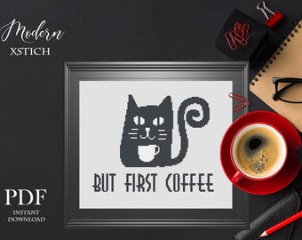 Puede incluir: Un patrón de punto de cruz enmarcado con un gato negro sosteniendo una taza de café, con el texto "BUT FIRST COFFEE". La imagen incluye una taza de café roja, un bloc de notas, gafas y material de oficina sobre una superficie negra. También se ven las palabras "Modern XSTICH" y "PDF Instant Download".