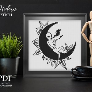 Funny Alien Decorative Moon Design