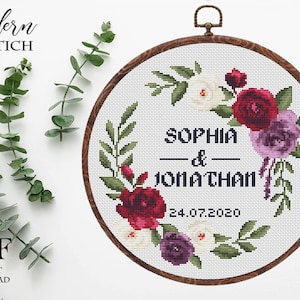 Może przedstawiać: Wzór na haft krzyżykowy z kwiatowym wiankiem z bordowych, białych i fioletowych róż, zielonych liści i tekstem "Sophia & Jonathan 24.07.2020".