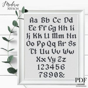 Op de afbeelding: Een ingelijste kruissteek alfabet- en nummerkaart in zwart op witte stof. De letters en cijfers worden weergegeven in een duidelijk, gemakkelijk te lezen lettertype. De woorden "Modern XSTICH" staan linksboven. Directe PDF-download rechtsonder.