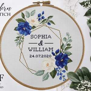 Pu&ograve; includere: Schema di punto croce con una cornice geometrica dorata decorata con fiori blu e bianchi, il testo "Sophia & William 24.07.2020" e le parole "Modern Xstitch" in alto.