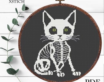 Patrón de punto de cruz de gato esqueleto: Bordado de Halloween (Descarga PDF)