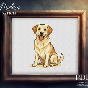 Könnte beinhalten: Ein gerahmtes Kreuzstichmuster eines gelben Labrador Retrievers, der sitzt und die Zunge herausstreckt. Der Rahmen ist braun und der Hintergrund ist weiß. Die Worte "Modern XSTICH" stehen oben und "PDF INSTANT DOWNLOAD" unten.