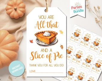 Puede incluir: Una etiqueta de regalo blanca con el texto "YOU ARE All that AND A Slice of Pie" y una ilustración de acuarela de pastel de calabaza. Se ven etiquetas adicionales con el mismo diseño. También hay una pequeña calabaza y una pegatina azul "INSTANT DOWNLOAD".