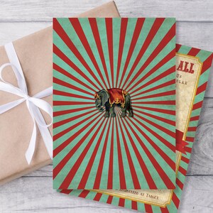Puede incluir: Una invitaci&oacute;n de circo de estilo vintage con un fondo a rayas rojo y azul. Una ilustraci&oacute;n de un elefante con un disfraz rojo y dorado est&aacute; en el centro. El texto "Glosstered at Target" est&aacute; en la parte inferior de la invitaci&oacute;n.