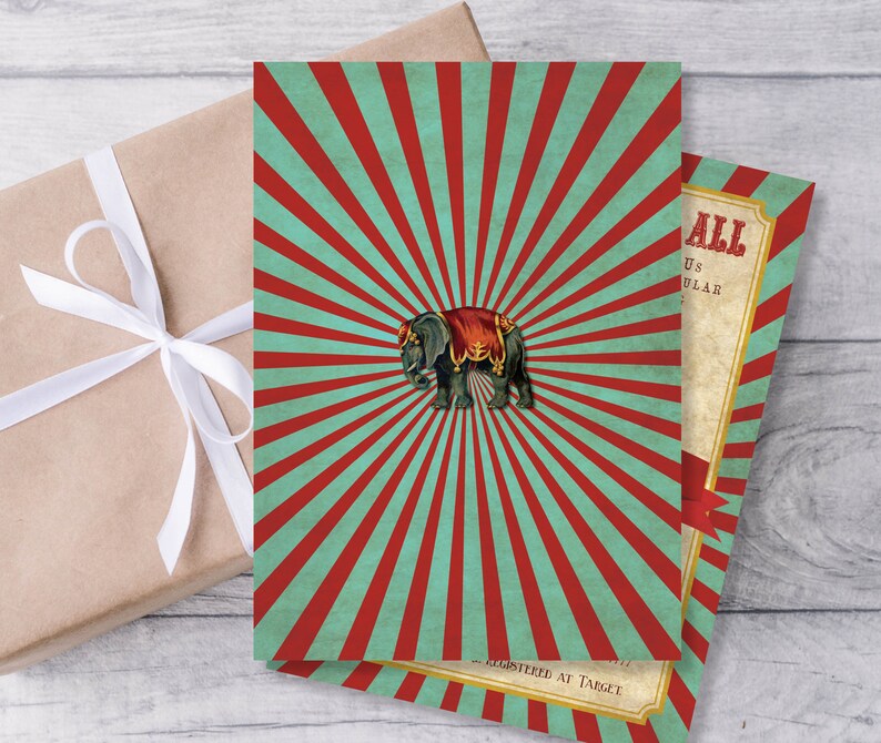Puede incluir: Una invitaci&oacute;n de circo de estilo vintage con un fondo a rayas rojo y azul. Una ilustraci&oacute;n de un elefante con un disfraz rojo y dorado est&aacute; en el centro. El texto "Glosstered at Target" est&aacute; en la parte inferior de la invitaci&oacute;n.