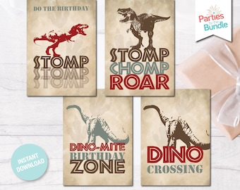 Könnte beinhalten: Vier druckbare Dinosaurier-Schilder für eine Geburtstagsparty. Die Schilder zeigen einen roten Dinosaurier, einen braunen Dinosaurier, einen grünen Dinosaurier und einen braunen Dinosaurier. Die Schilder haben den Text "Do the Birthday", "Stomp Chomp Roar", "Dino-mite Birthday Zone" und "Dino Crossing".
