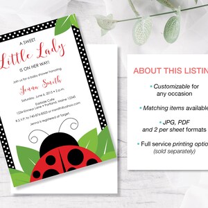 Puede incluir: Una invitaci&oacute;n imprimible para una fiesta de bienvenida al beb&eacute; con un borde de lunares negros y blancos. La invitaci&oacute;n presenta una mariquita roja con manchas negras y hojas verdes. El texto de la invitaci&oacute;n dice "A Sweet Little Lady is on her way!" e incluye el nombre "Jenna Smith" y los detalles de la fiesta.