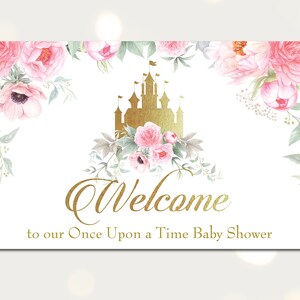 Puede incluir: Un cartel de bienvenida blanco con acentos florales rosas y verdes. Una silueta de castillo dorado est&aacute; en el centro con el texto "Bienvenido a nuestro Baby Shower Once Upon a Time".
