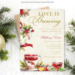 Puede incluir: Una invitación de estilo vintage para una despedida de soltera con una tetera roja y tazas de té, decoradas con acebo y bayas. La invitación dice "Love is Brewing" e incluye detalles para una despedida de soltera con té para Bethany Davis.