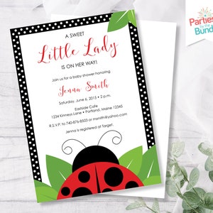 Puede incluir: Una invitaci&oacute;n de baby shower blanca con un borde de lunares negros y blancos y texto rojo que dice "A Sweet Little Lady is on her way!" La invitaci&oacute;n incluye detalles para una baby shower en honor a Jenna Smith. La invitaci&oacute;n presenta una mariquita con manchas rojas y negras y hojas verdes.
