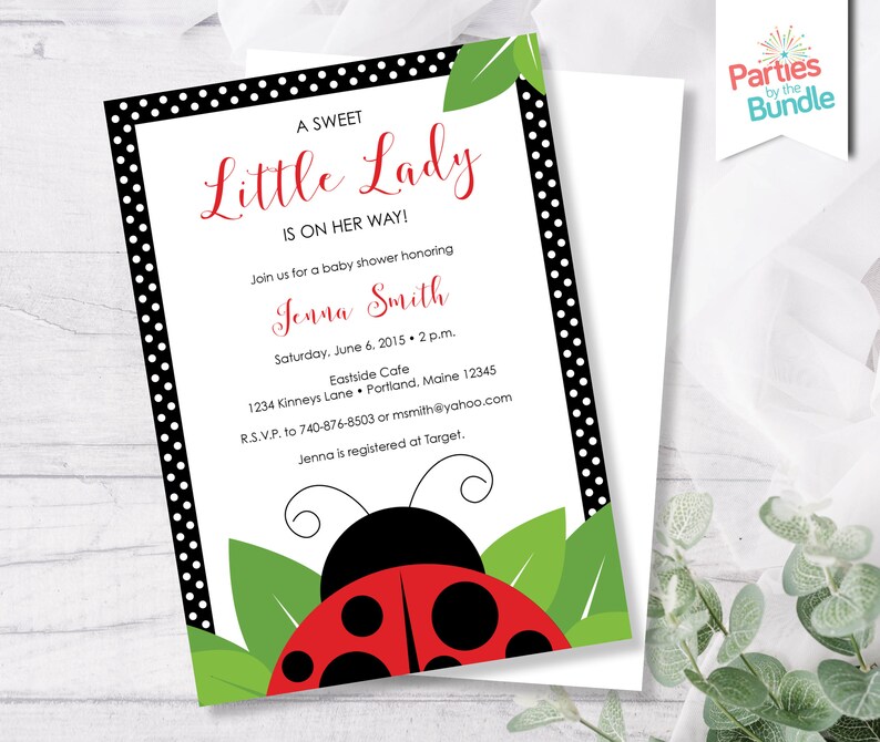 Puede incluir: Una invitaci&oacute;n de baby shower blanca con un borde de lunares negros y blancos y texto rojo que dice "A Sweet Little Lady is on her way!" La invitaci&oacute;n incluye detalles para una baby shower en honor a Jenna Smith. La invitaci&oacute;n presenta una mariquita con manchas rojas y negras y hojas verdes.