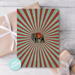 Puede incluir: Una tarjeta vintage de tem&aacute;tica circense en rojo y verde azulado con una ilustraci&oacute;n en blanco y negro de un elefante que lleva un disfraz rojo y dorado. El fondo es un patr&oacute;n de rayas rojas y verde azulado.