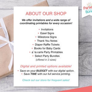 Puede incluir: Una caja de regalo blanca y marr&oacute;n con una cinta blanca. El texto en la p&aacute;gina dice "Acerca de nuestra tienda" y enumera varios productos imprimibles que se ofrecen, incluidas invitaciones, letreros de caballete, letreros de hitos, notas de agradecimiento, boletos de rifa de pa&ntilde;ales, libros de tarjetas para beb&eacute;s, imprimibles de fiesta a la carta y paquetes de fiesta seleccionados. El texto tambi&eacute;n menciona opciones digitales e impresas disponibles, con la opci&oacute;n de ahorrar en el presupuesto con digital y ahorrar tiempo con la impresi&oacute;n de servicio completo. El texto concluye con "&iexcl;Visita nuestra tienda para ofertas frecuentes!" y el logotipo "Parties by the Bundle".
