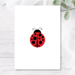 Puede incluir: Una mariquita roja con manchas negras y antenas sobre un fondo blanco.