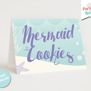 Puede incluir: Un cartel imprimible azul claro con un borde blanco y un diseño de cola de sirena. El texto en el cartel dice "Mermaid Cookies".