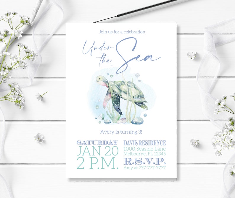 K&ouml;nnte beinhalten: Einladung zu einer Unter-dem-Meer-Party mit einer Aquarell-Illustration einer Meeresschildkr&ouml;te, die in blauem Wasser mit Blasen schwimmt. Die Einladung enth&auml;lt den Text "Under the Sea", "Avery is turning 3!", "Saturday Jan 20 2 P.M.", "Davis Residence 1000 Seaside Lane Melbourne, FL 12345", und "R.S.V.P. Amy at 777-777-7777".