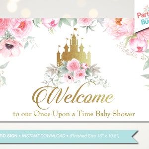 Puede incluir: Un cartel de bienvenida imprimible para un baby shower con un castillo dorado y flores rosas. El cartel dice "Bienvenido a nuestro Baby Shower Once Upon a Time". El cartel mide 40,6 cm por 26,7 cm.